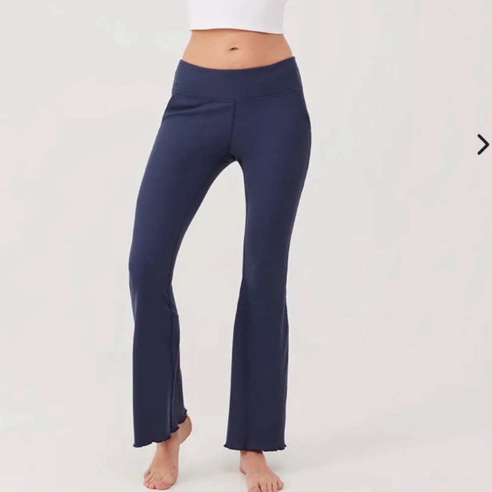 Outdoor Voices Ribbed SuperForm
Flare Pants Navy Blue Small